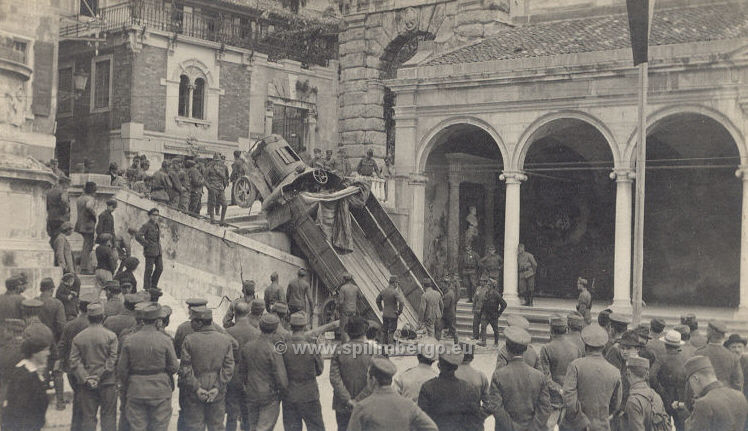 Udine, piazza Vittorio Emanuele. Camion austiaco precipitato dalla salita al castello. 5 maggio 1918.jpg
